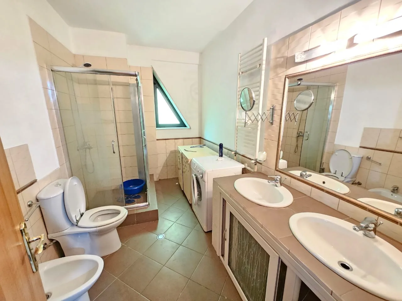 Apartament Me Qera 3+1+2 Rruga e Kavajes (ID B230153) Tirane.