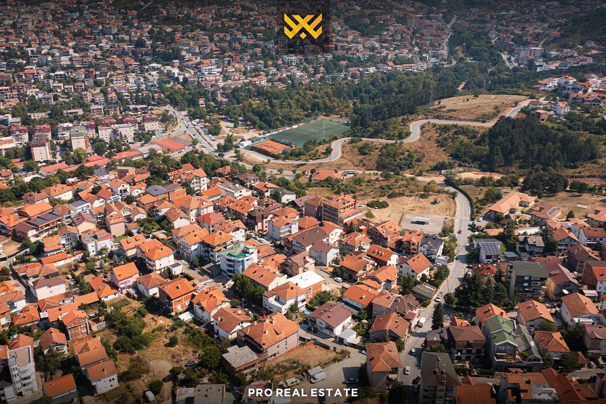 Dy shtëpi 900m² për #SHITJE në Velani.