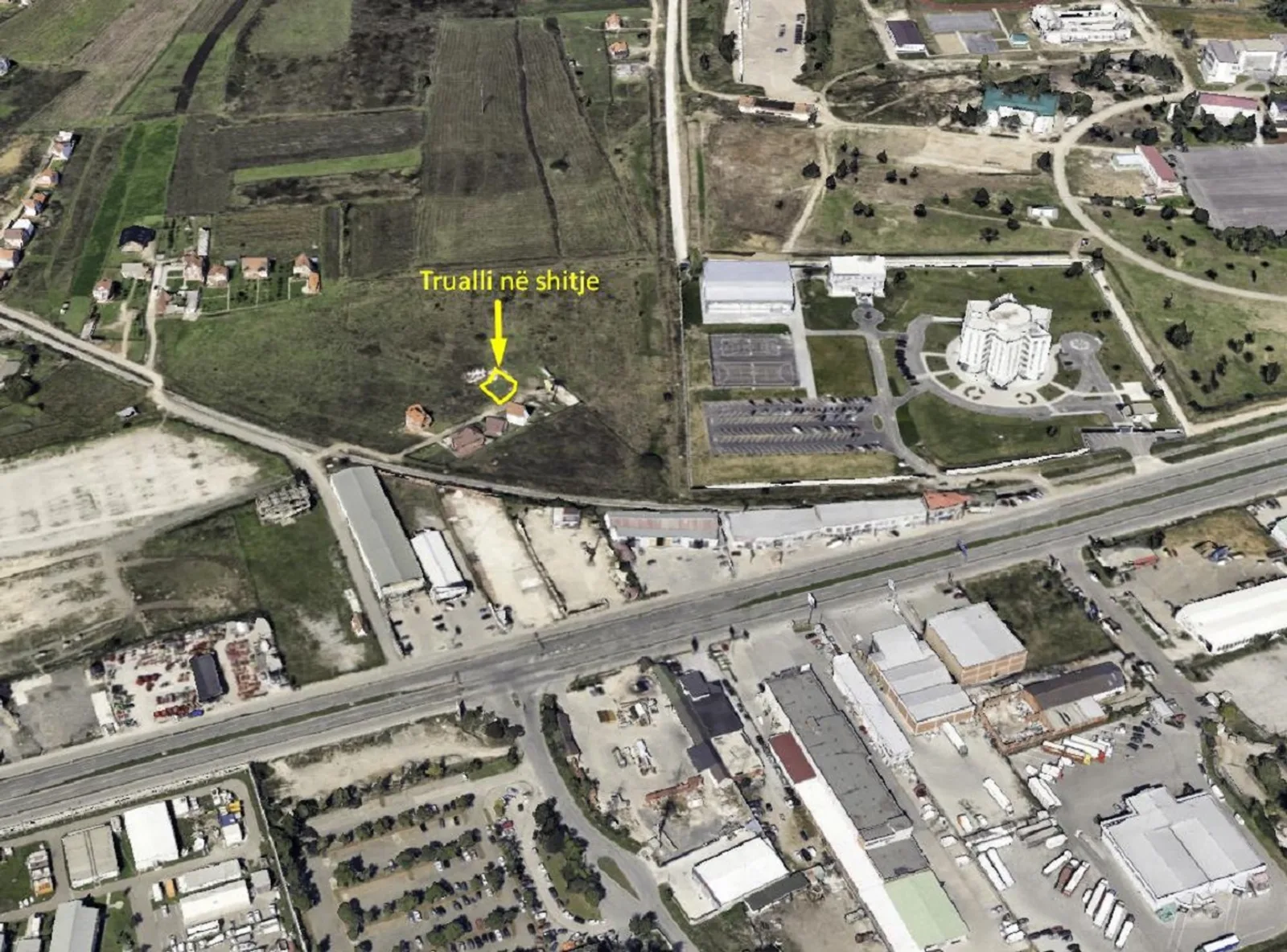 Truall 4 Ari në #SHITJE në Zonën industriale