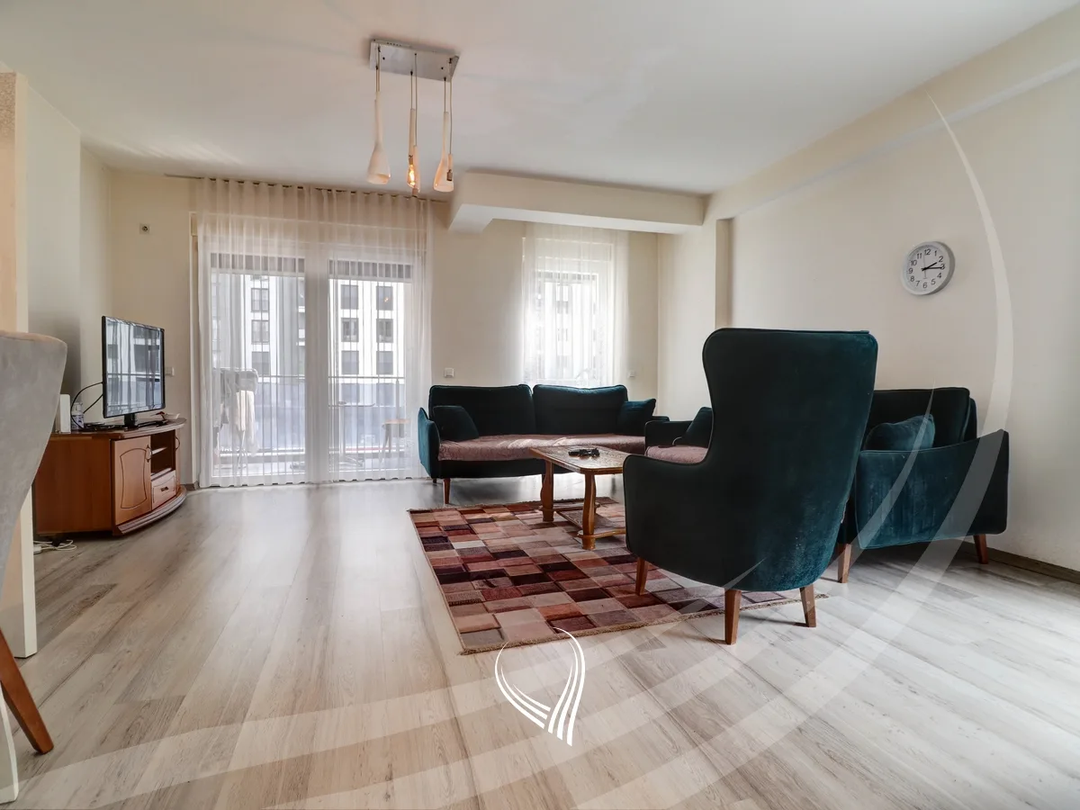 Banesë me 3 dhoma gjumi me qira në lagjen Tophane