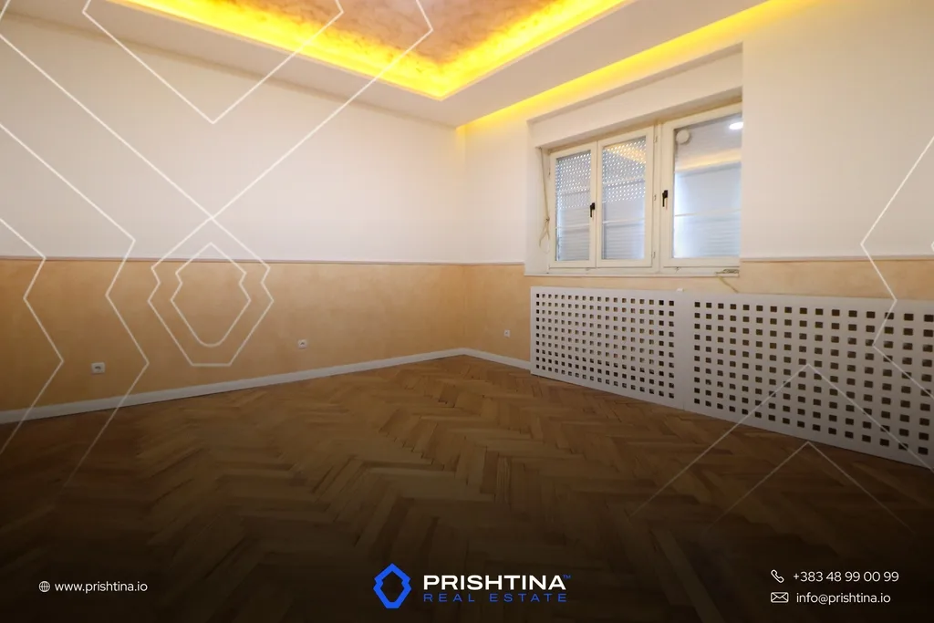 Zyrë me qira 100m² në Qendër