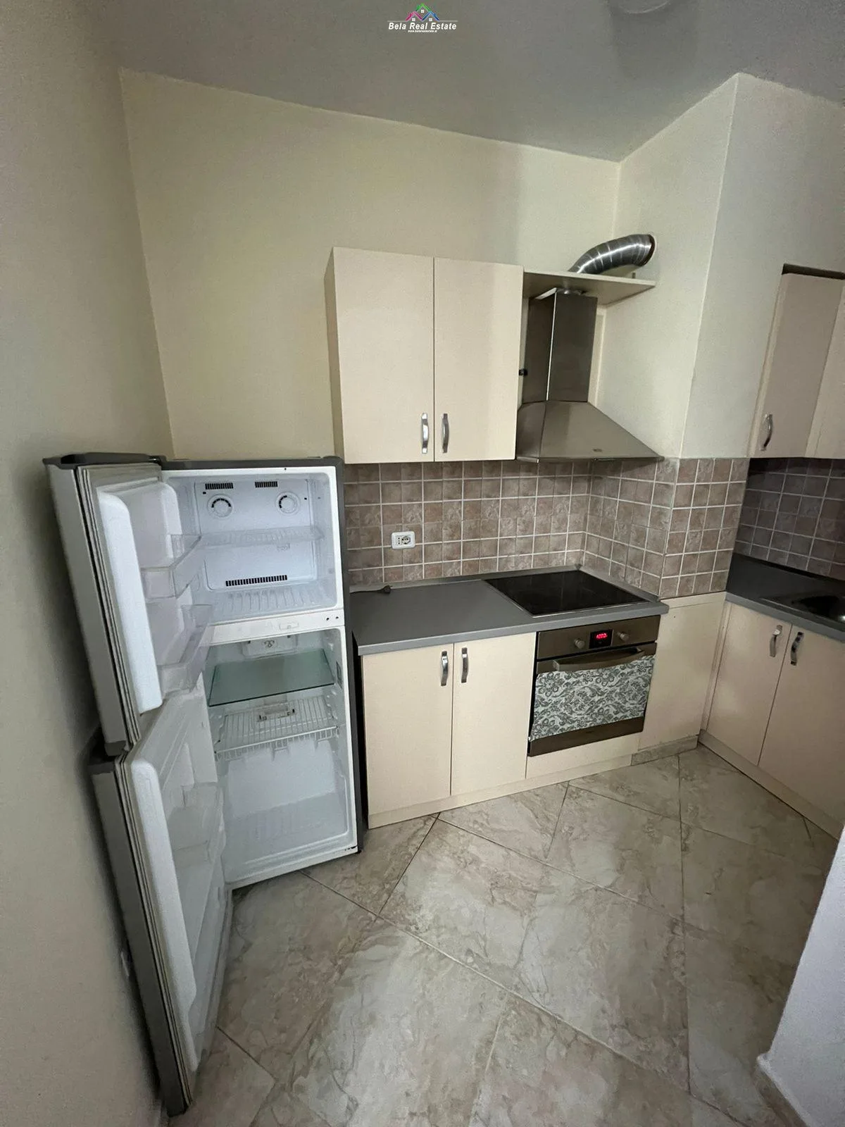 Garsoniere me qera tek Rruga e Barrikadave (ID BG120) Tirane