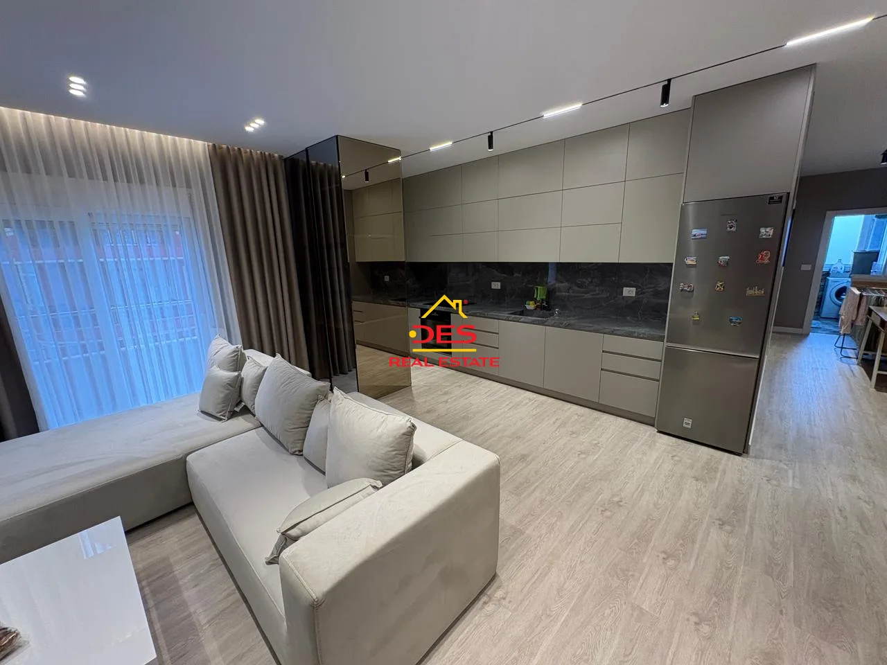 Jepet me qira apartament luksoz 2+1 pranë hotel partner, vlorë.