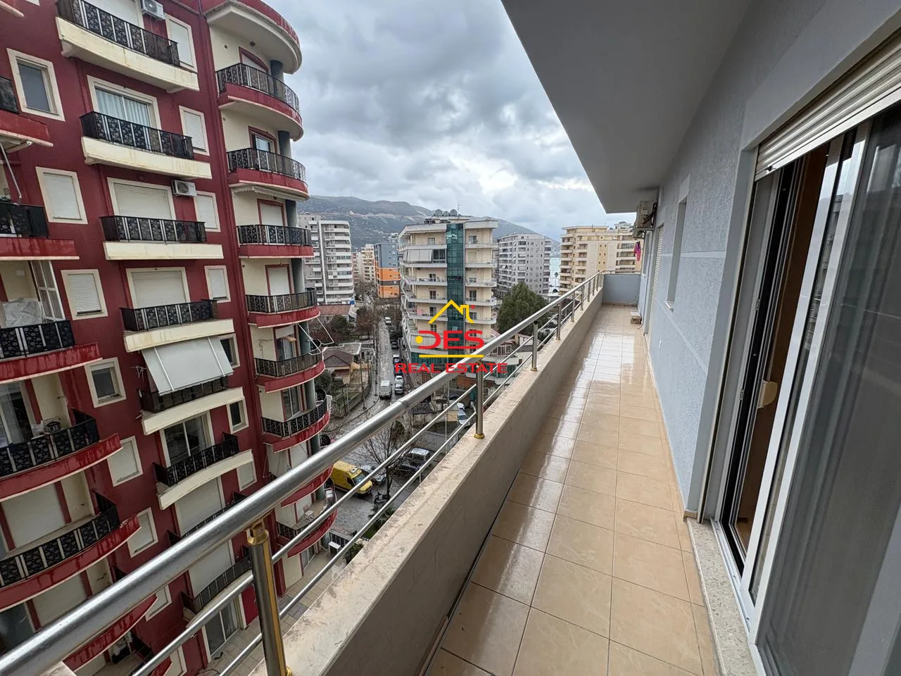 Jepet me qira apartament luksoz 2+1 pranë hotel partner, vlorë.