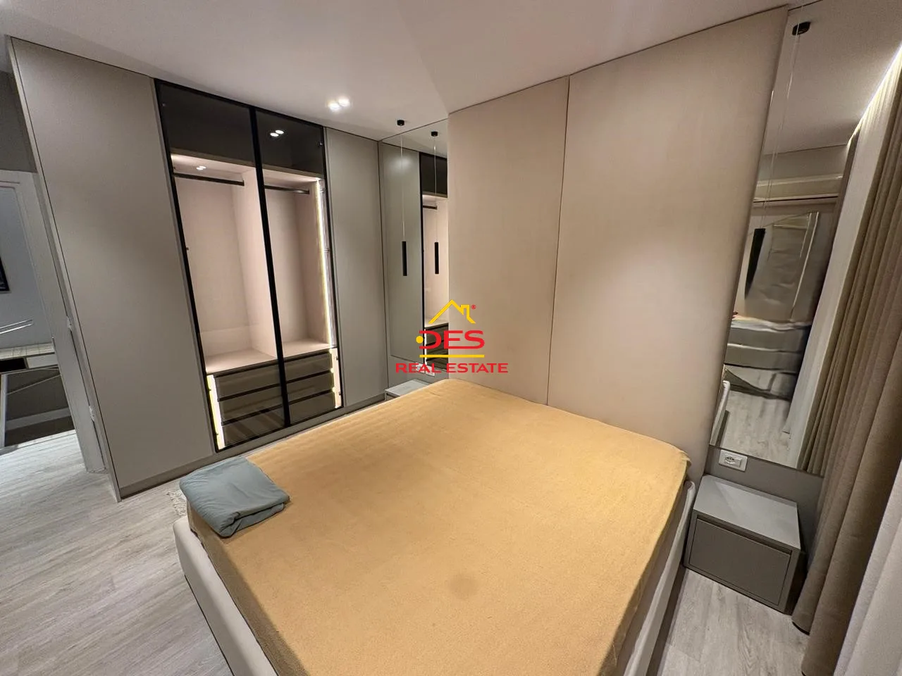Jepet me qira apartament luksoz 2+1 pranë hotel partner, vlorë.