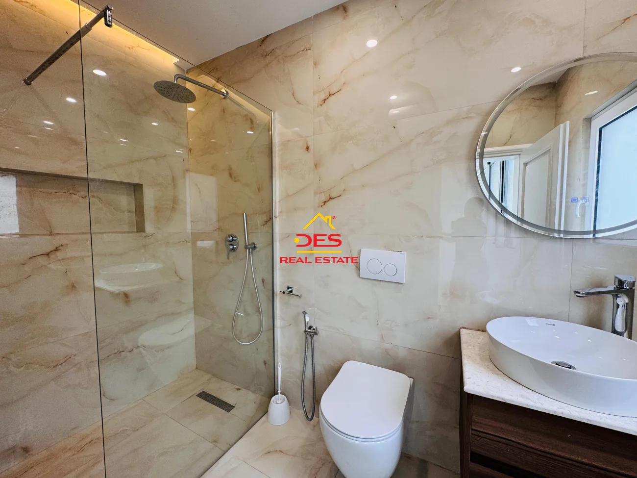 Jepet me qera apartament 2+1 ne zonen e Bllokut!