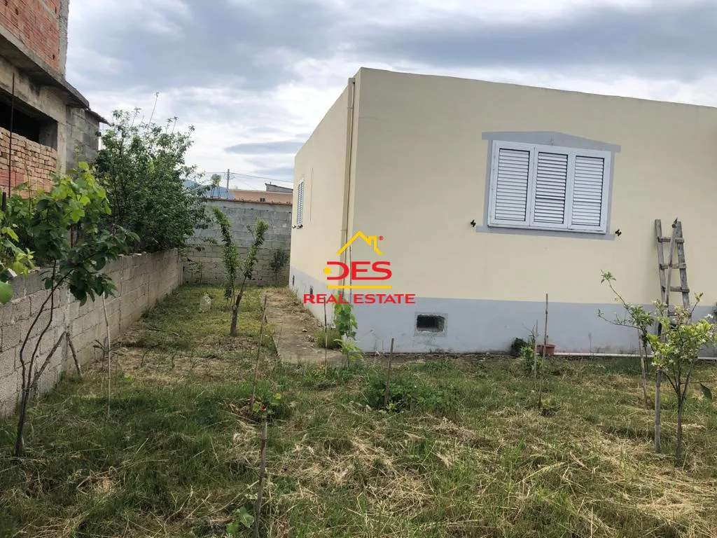 Shitet shtëpi private te fusha e druve, vlorë