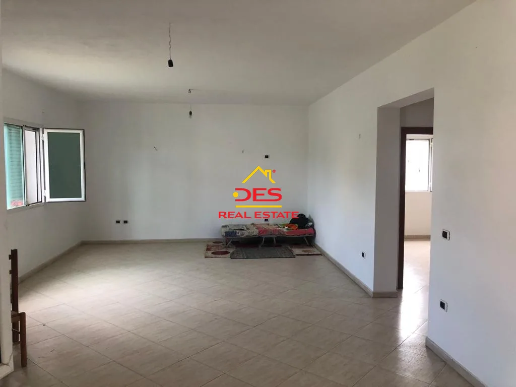 Shitet shtëpi private te fusha e druve, vlorë