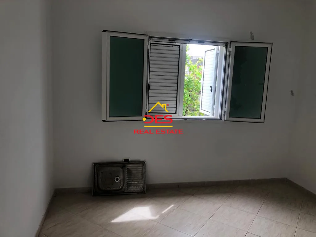 Shitet shtëpi private te fusha e druve, vlorë