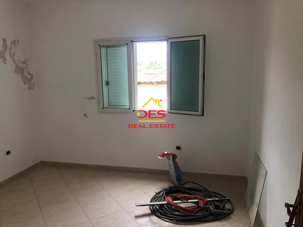 Shitet shtëpi private te fusha e druve, vlorë