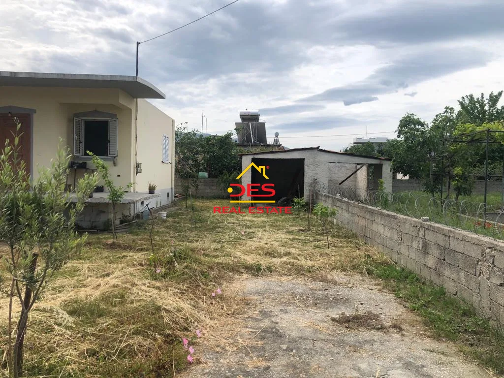 Shitet shtëpi private te fusha e druve, vlorë