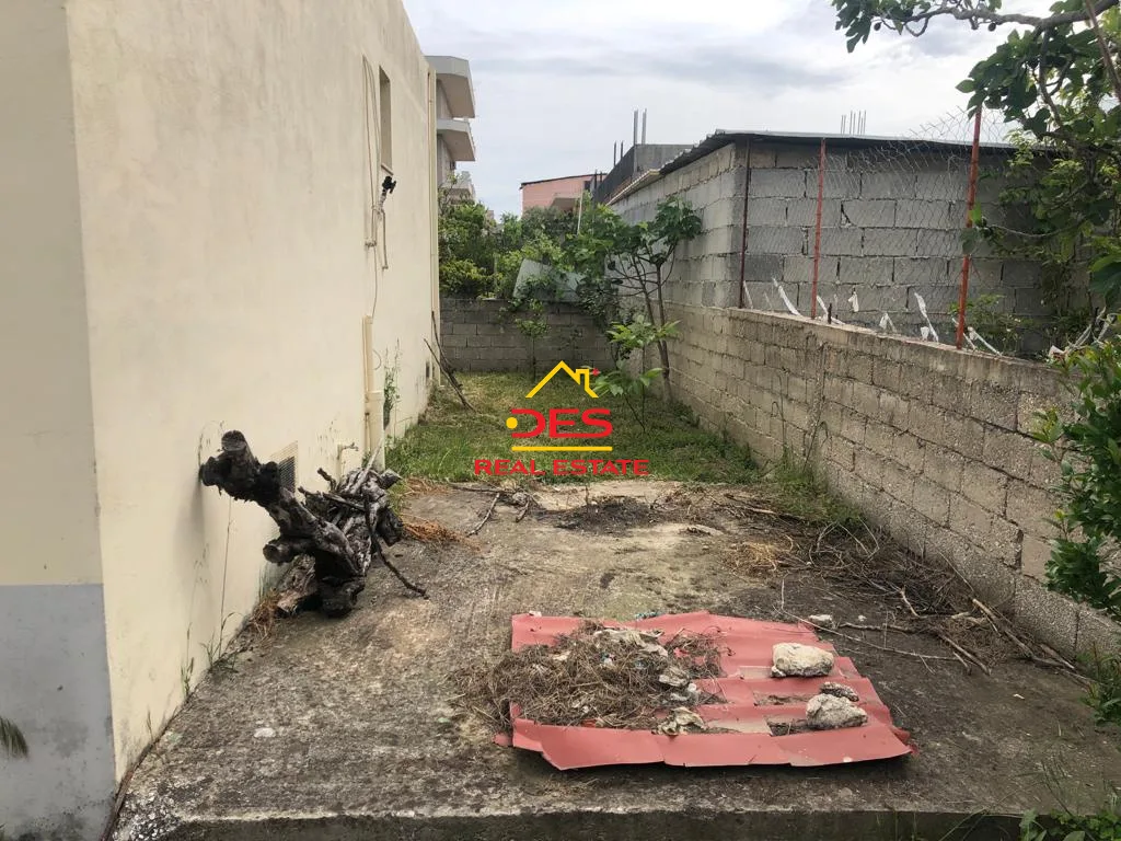 Shitet shtëpi private te fusha e druve, vlorë