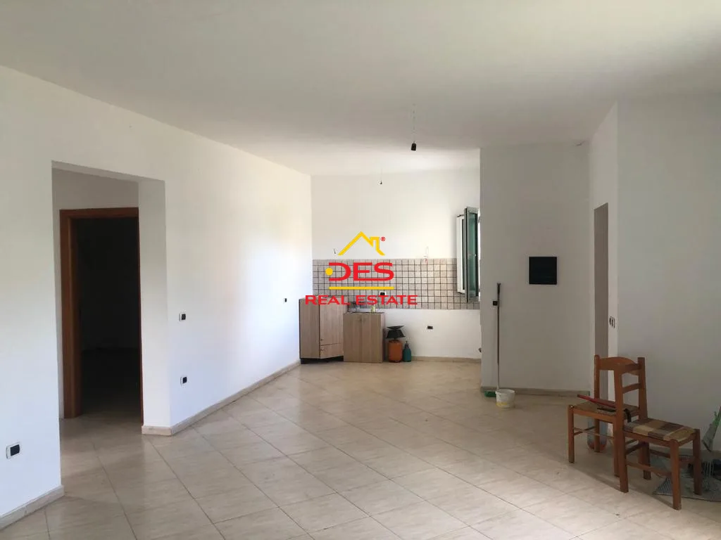 Shitet shtëpi private te fusha e druve, vlorë