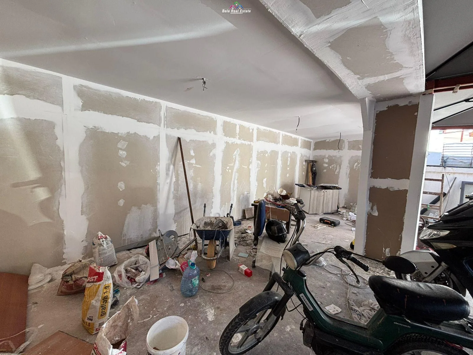 Lokal\Ambjent Biznesi Me Qera Tek Komuna E Parisit (ID BL2173) Tirane