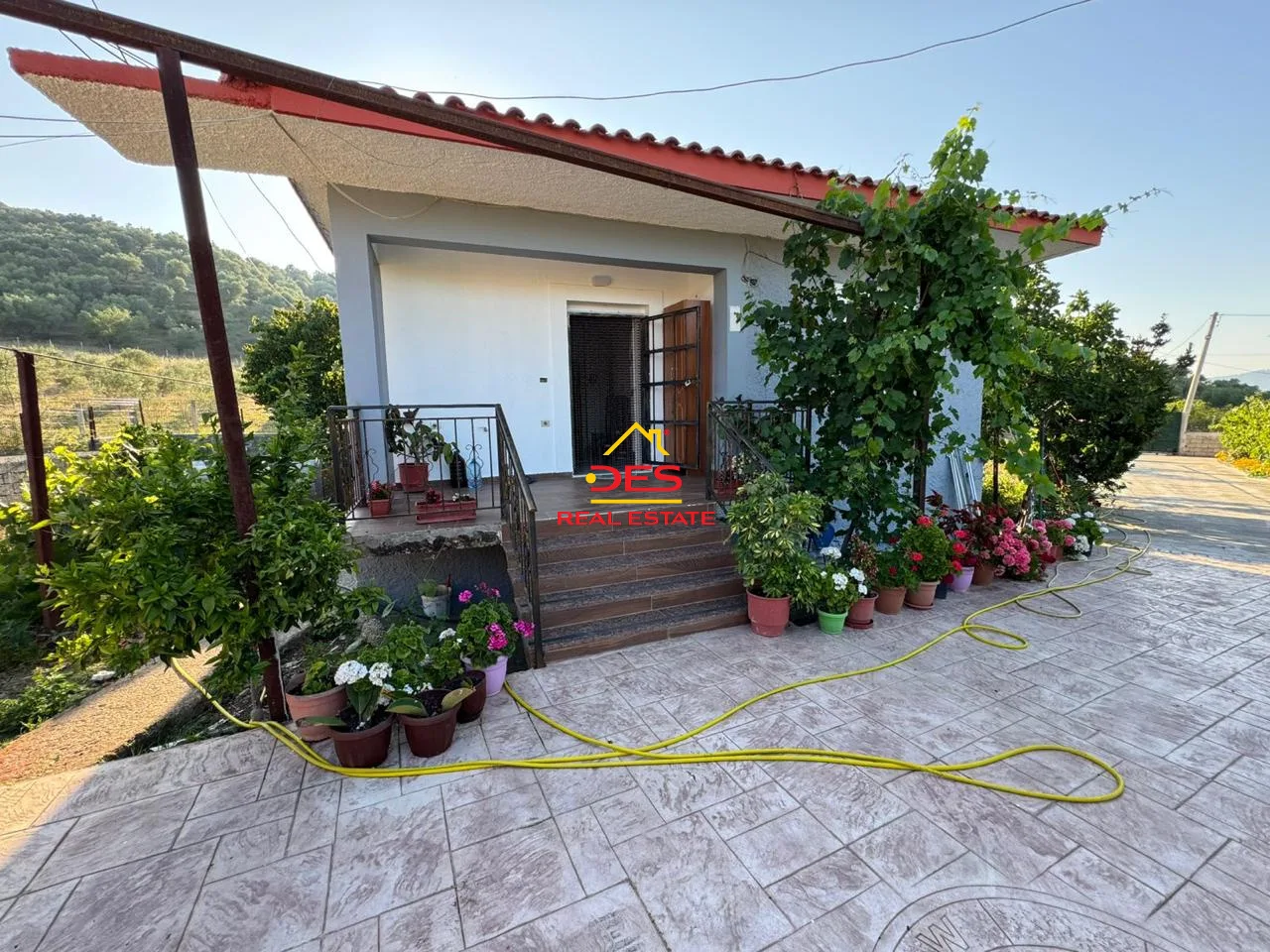 Shitet shtëpi private + truall në selenicë, vlorë