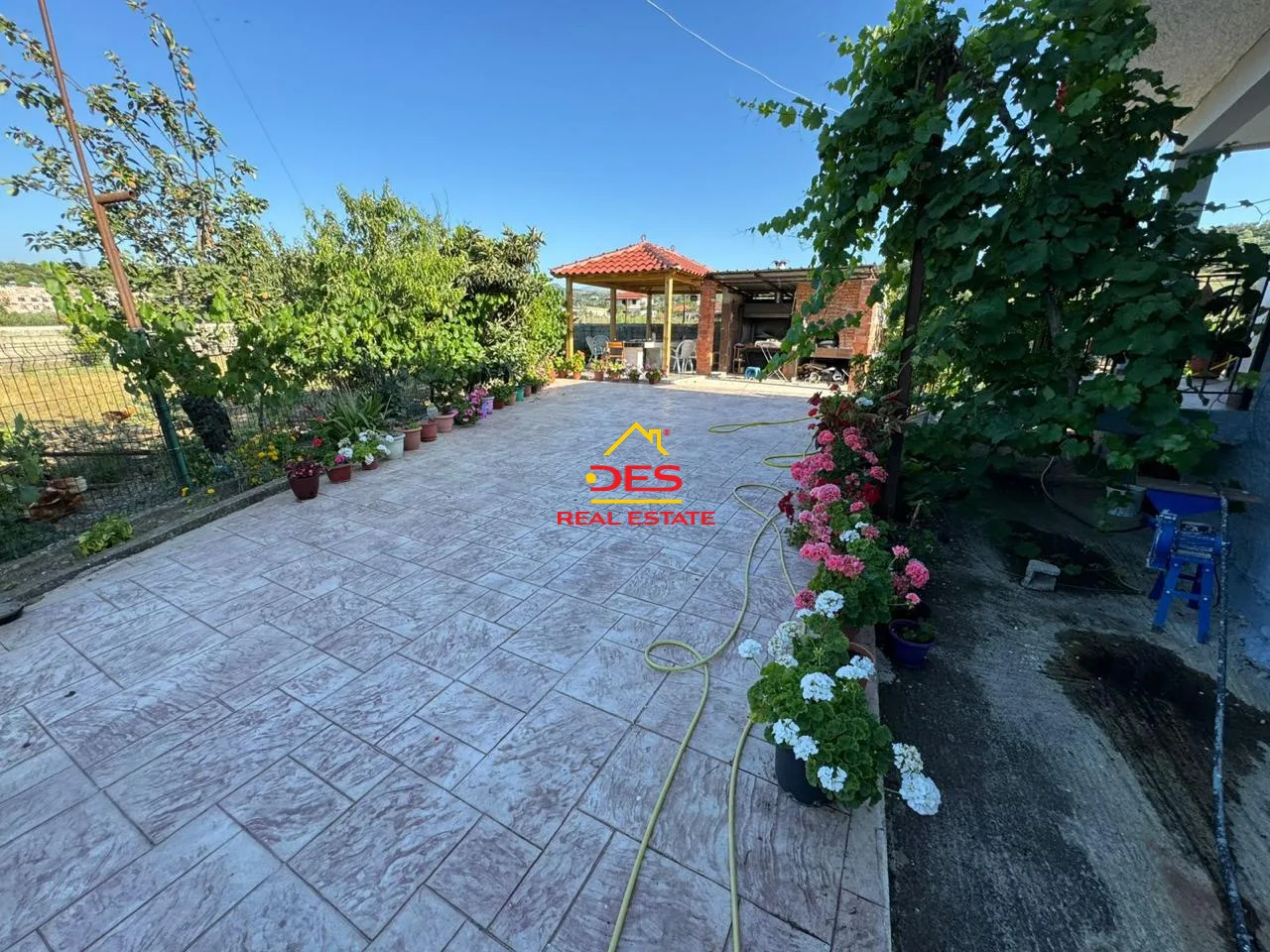 Shitet shtëpi private + truall në selenicë, vlorë