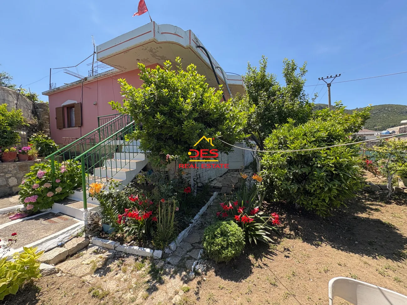 Shitet shtëpi private + truall në qendër të kaninës ,vlorë.