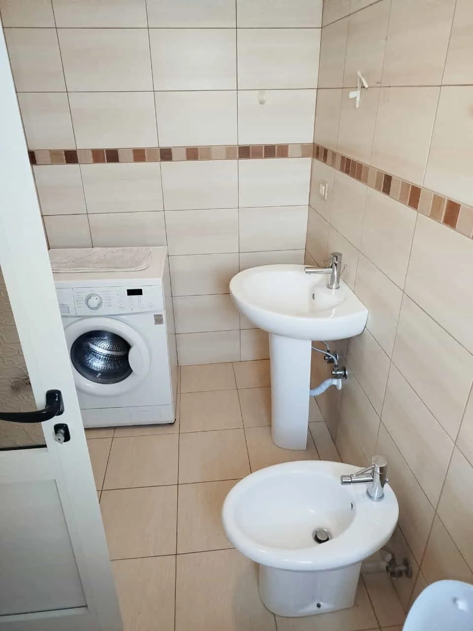 Apartament me qera 2+1 perball Maternitetit te Ri (ID B22182) Tirane
