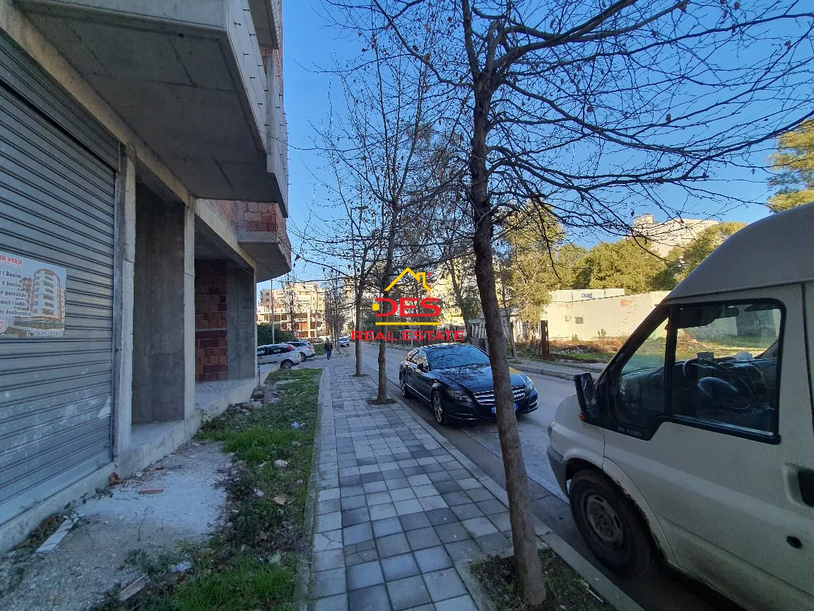 Shiten dy dyqane me këste pranë parkut aulona”,vlorë.