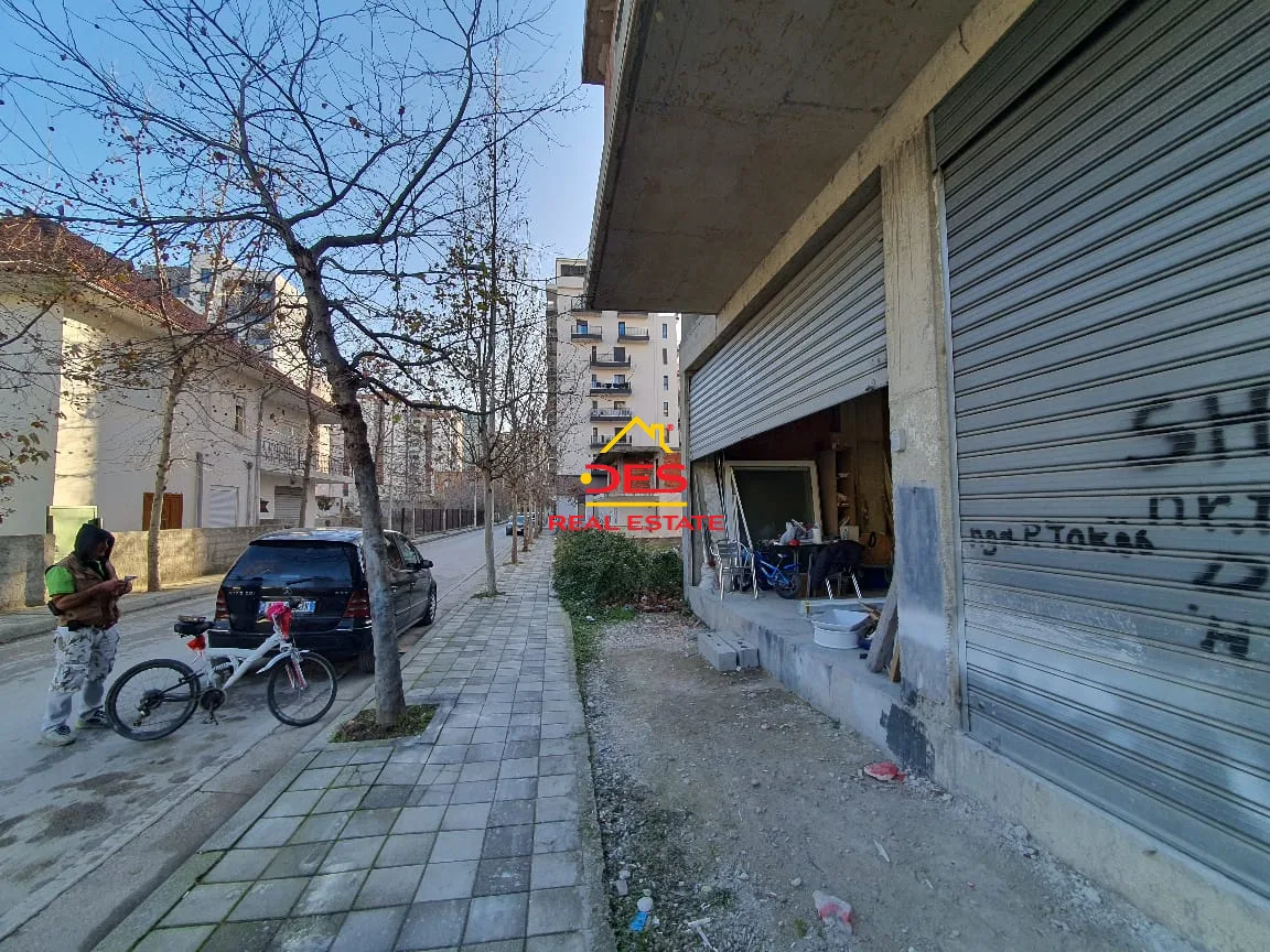 Shiten dy dyqane me këste pranë parkut aulona”,vlorë.