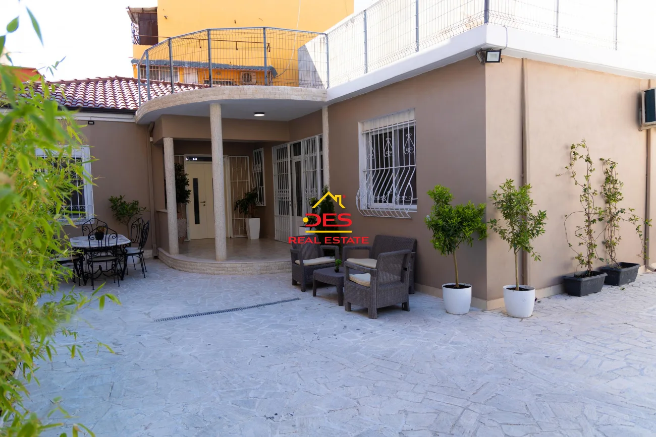 Jepet me qira shtëpi private pranë bashkisë vlorë.
