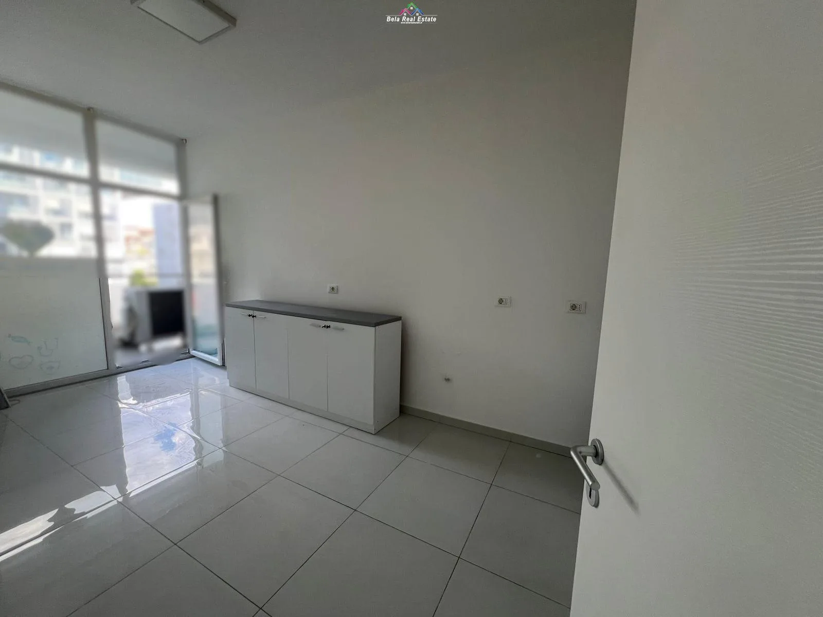 Zyre Me Qera Tek Komuna e Parisit (ID BZ2365) Tirane.