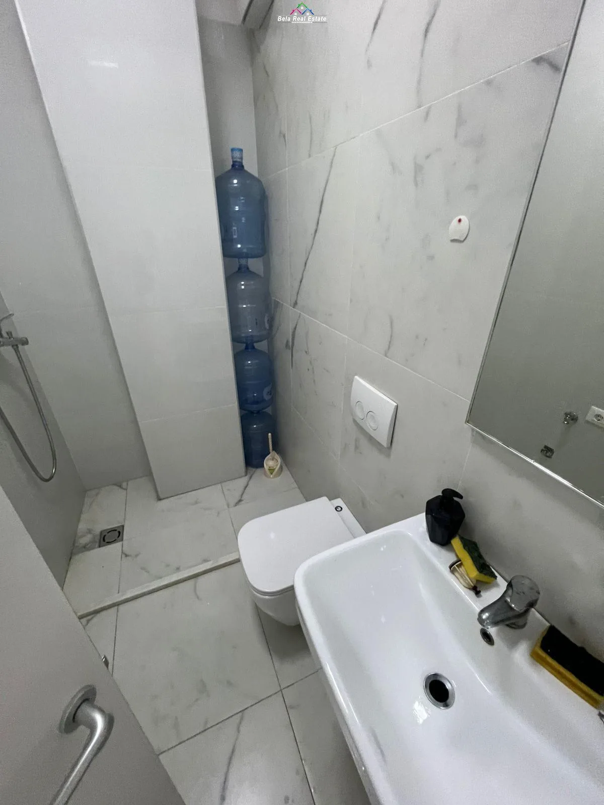 Zyre Me Qera Tek Komuna e Parisit (ID BZ2365) Tirane.