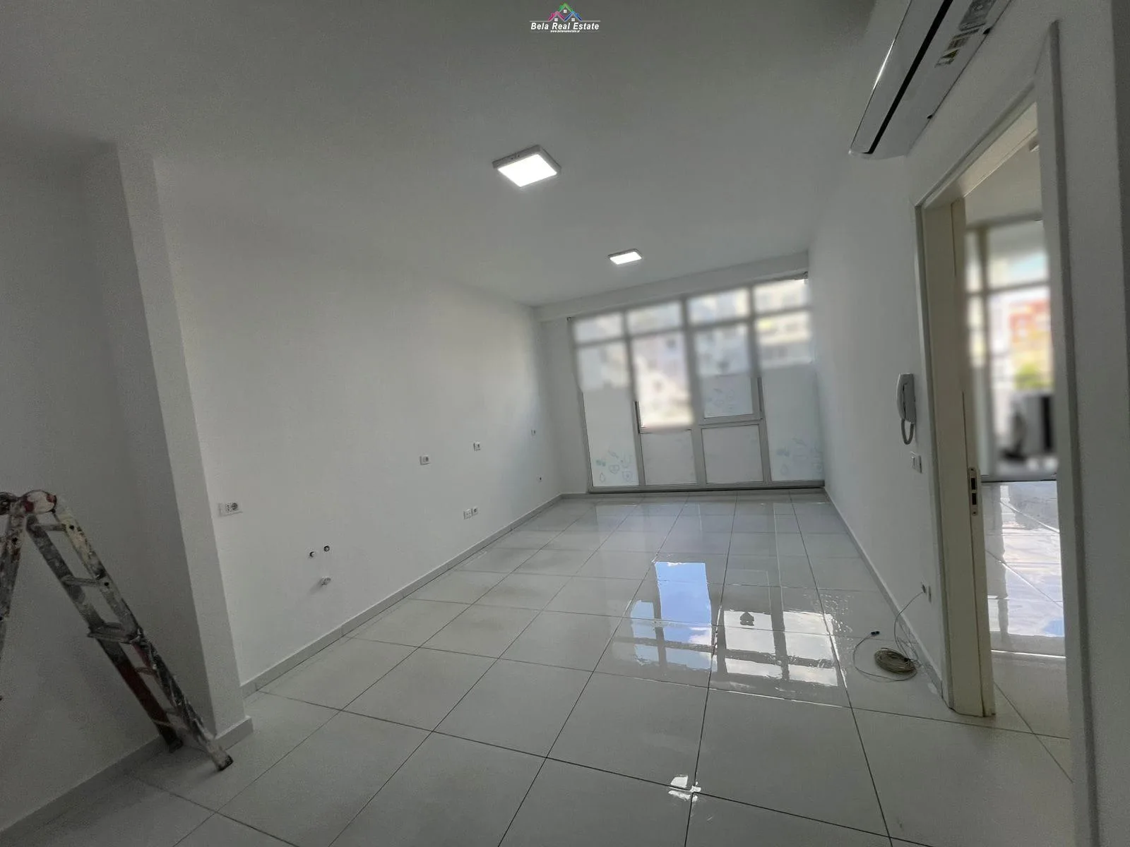 Zyre Me Qera Tek Komuna e Parisit (ID BZ2365) Tirane.
