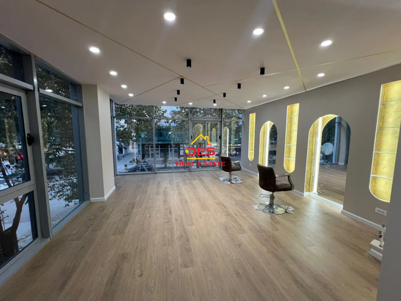 Jepet ambient biznesi me qira te “rruga e çipajve ,vlorë.