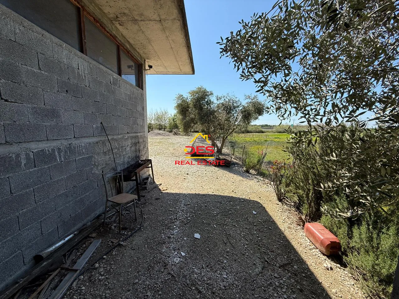 Jepet me qira ndërtesë (ambient auto servis) në novoselë, vlorë – me dalje direkte në autostradë.