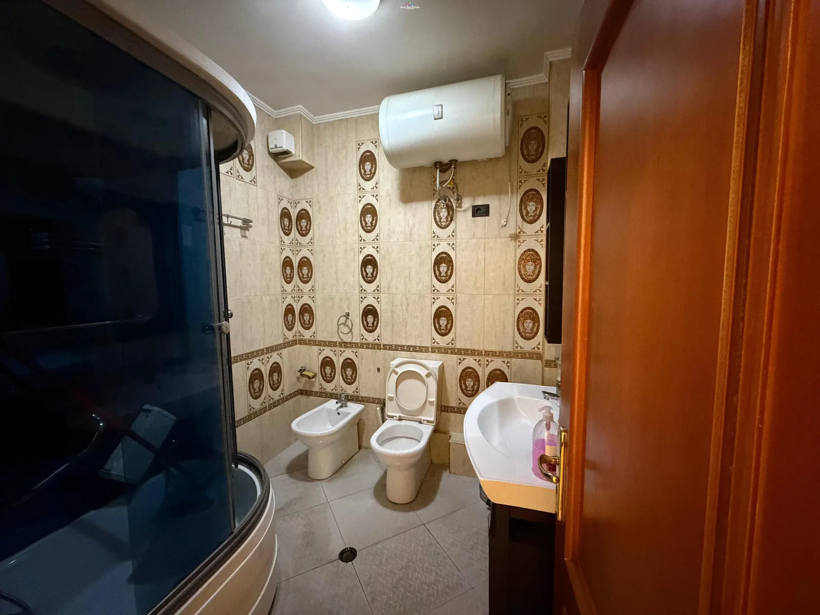 Zyre Me Qera 2+1 Ne Qender (ID BZ2952) Tirane