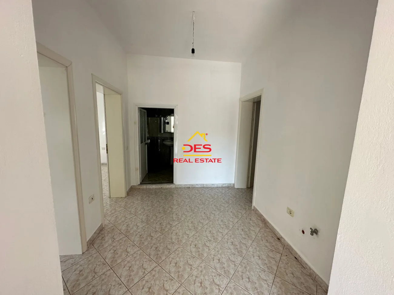 Shitet shtëpi private pranë gjëndjes civile,vlorë