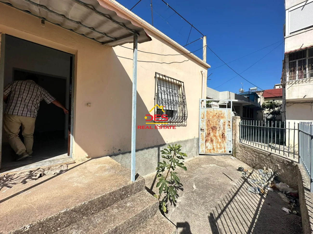 Shitet shtëpi private pranë gjëndjes civile,vlorë