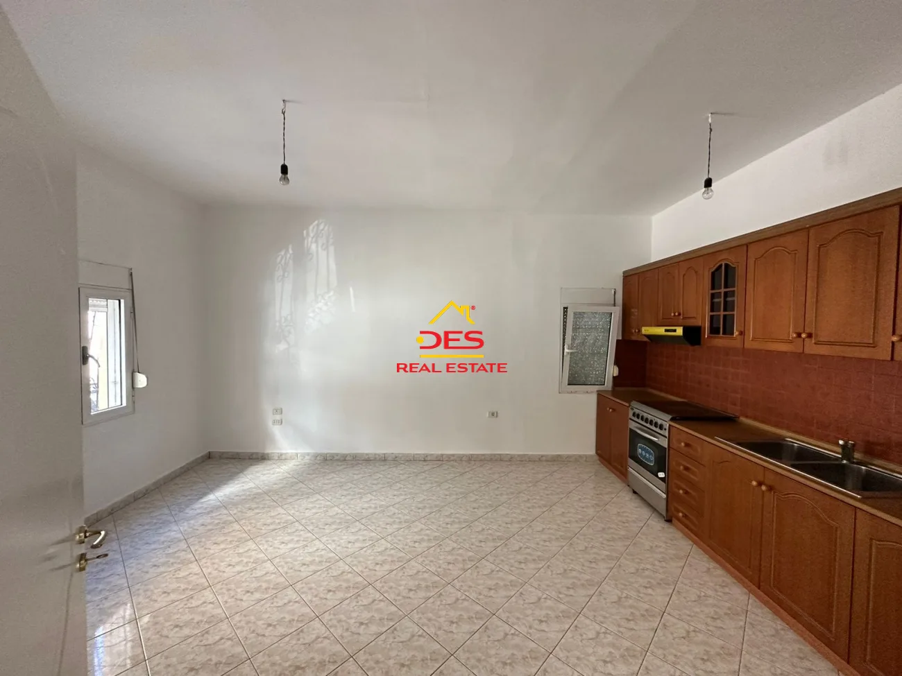 Shitet shtëpi private pranë gjëndjes civile,vlorë