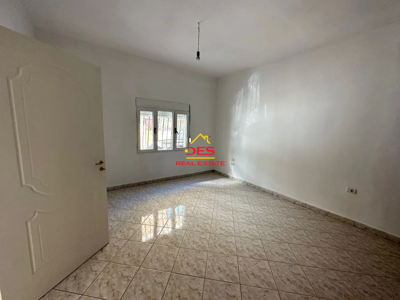 Shitet shtëpi private pranë gjëndjes civile,vlorë