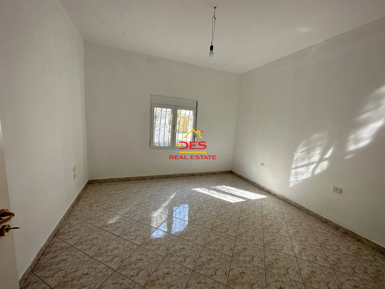 Shitet shtëpi private pranë gjëndjes civile,vlorë