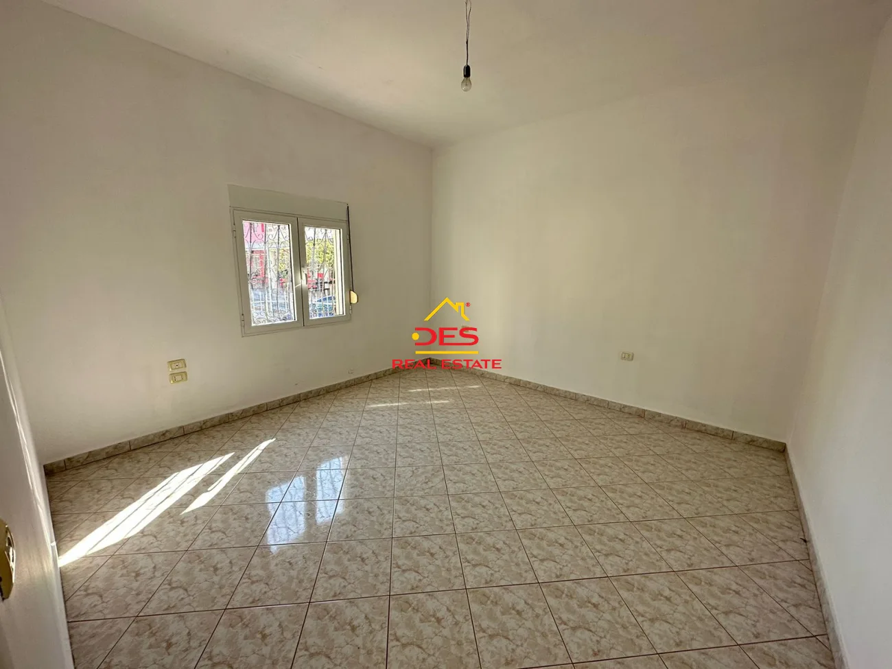 Shitet shtëpi private pranë gjëndjes civile,vlorë