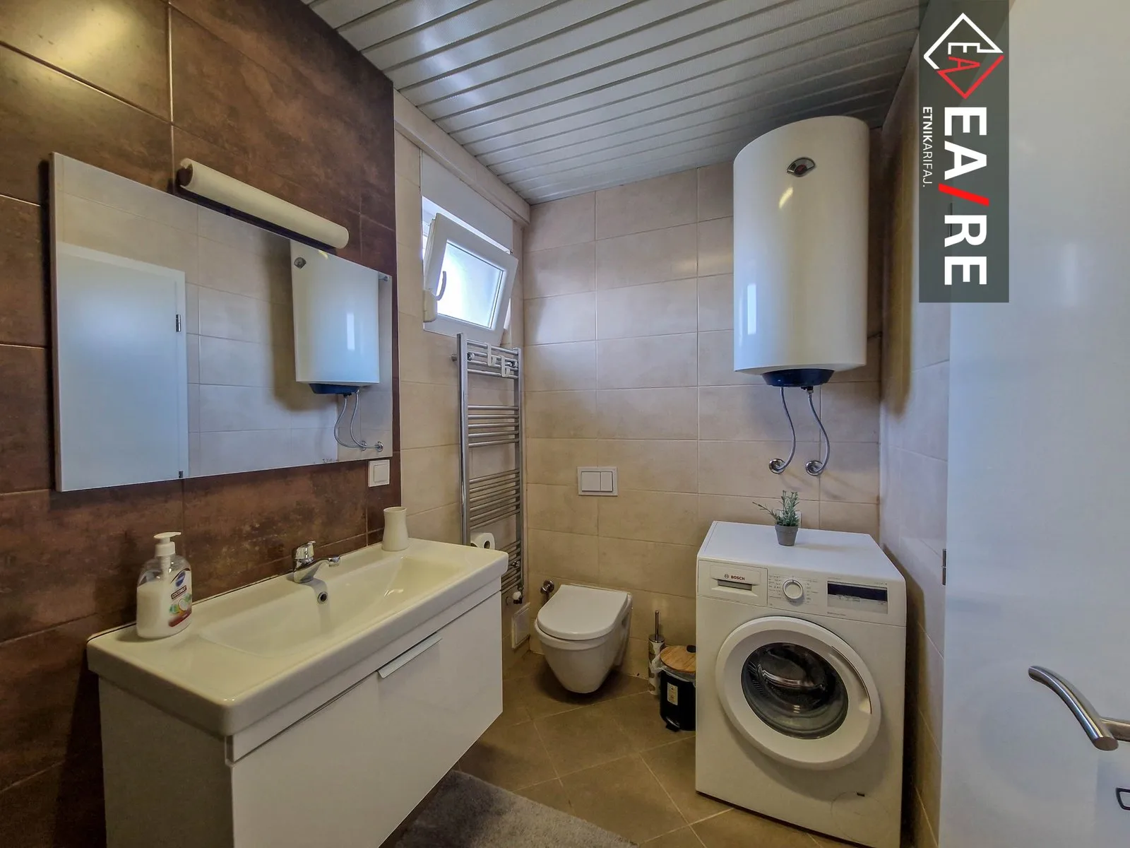 PENT-HOUSE DUPLEX ME QIRA NË AKTASH!