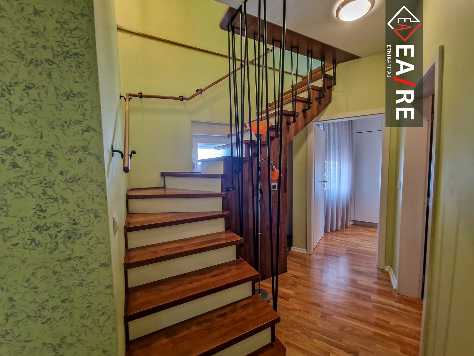 PENT-HOUSE DUPLEX ME QIRA NË AKTASH!