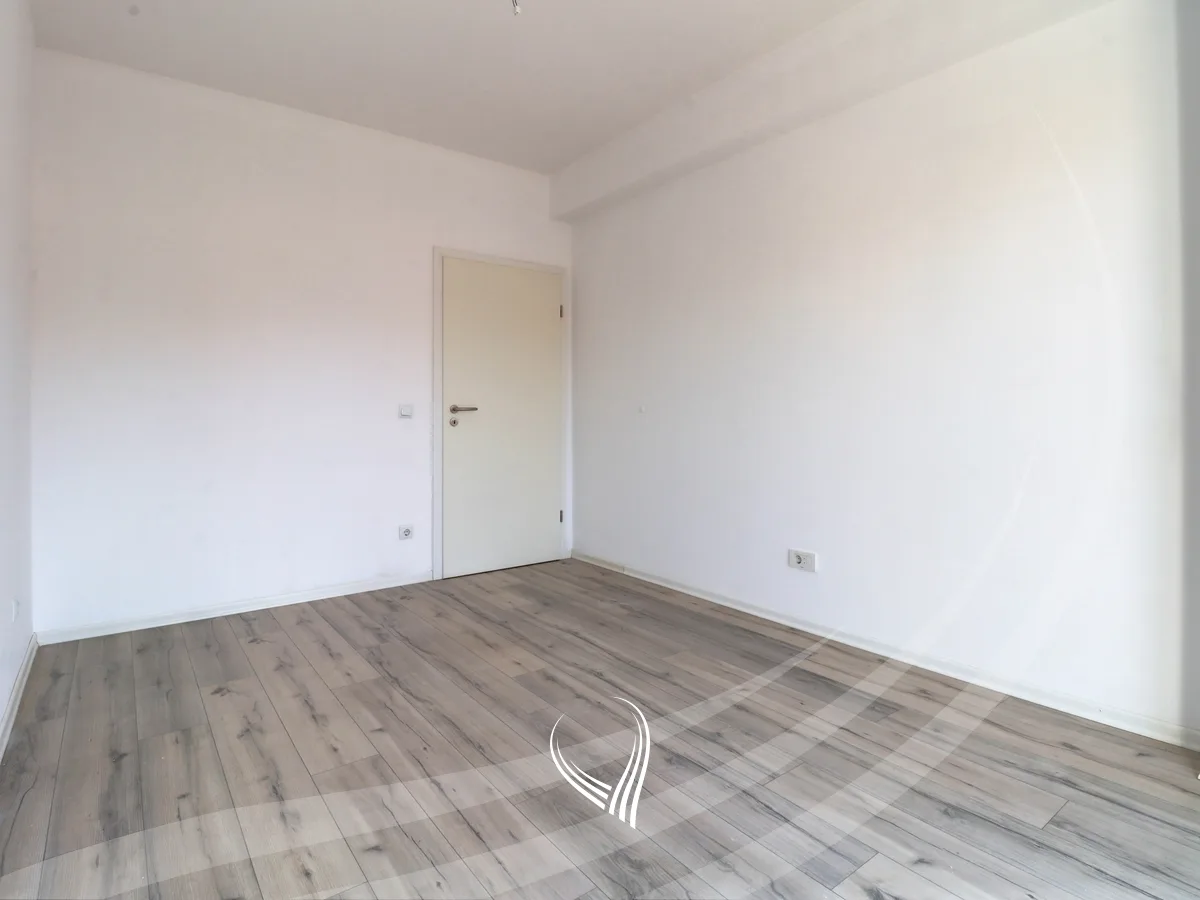 Zyre me 3 dhoma pune me qira në lagjen Mati 1 - Rruga B