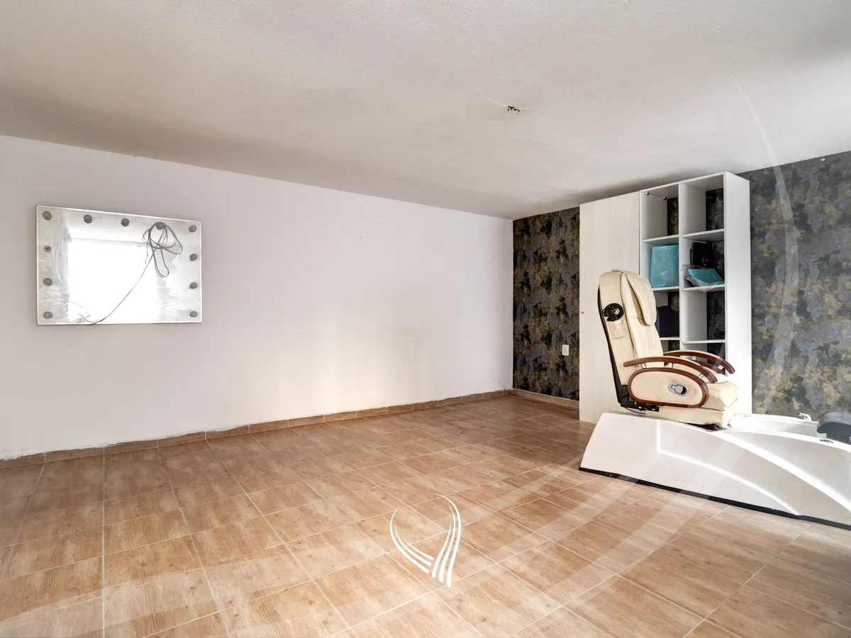 Lokal 50m2 me qira në lagjen Qafa