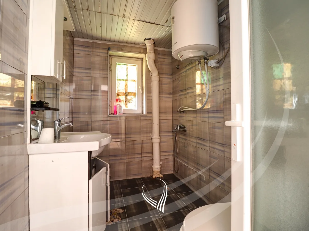 Lokal 50m2 me qira në lagjen Qafa