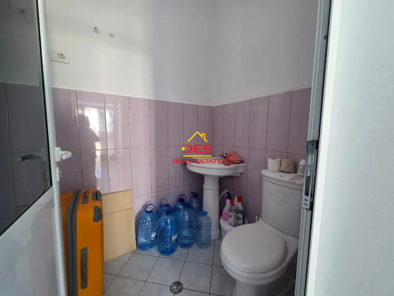 Jepet me qira ambient biznesi pranë bashkisë vlorë