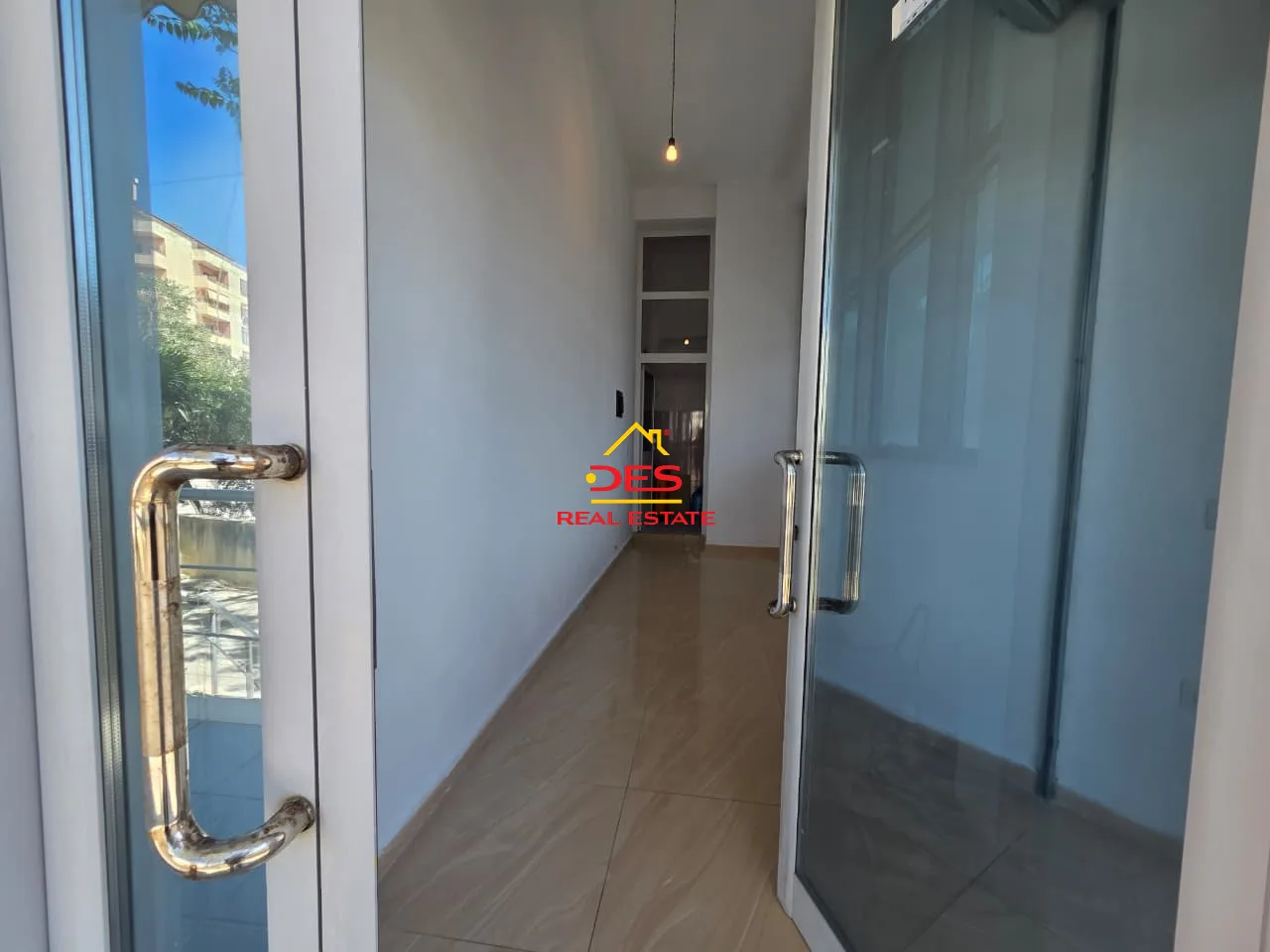 Jepet me qira ambient biznesi pranë bashkisë vlorë