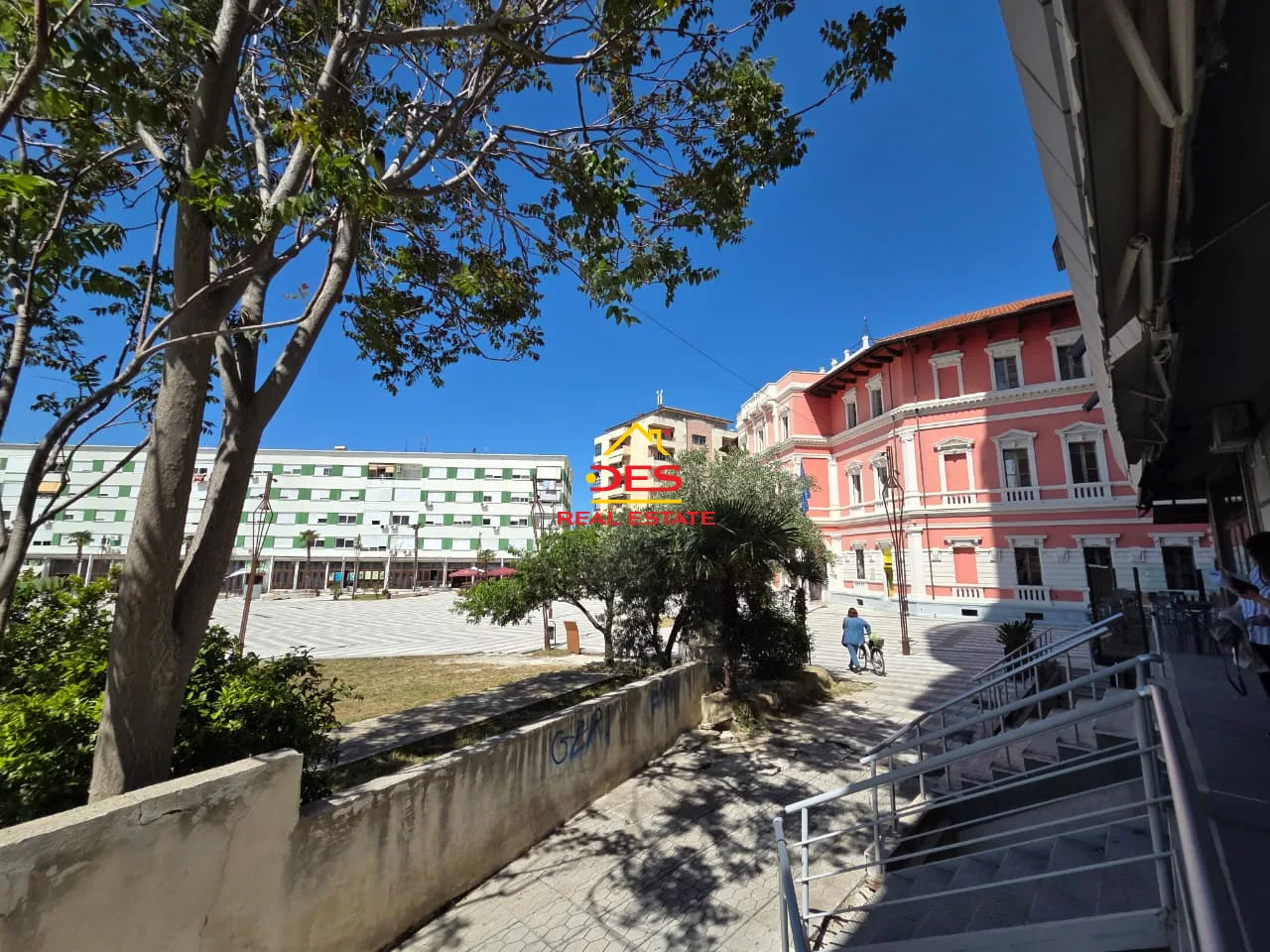 Jepet me qira ambient biznesi pranë bashkisë vlorë