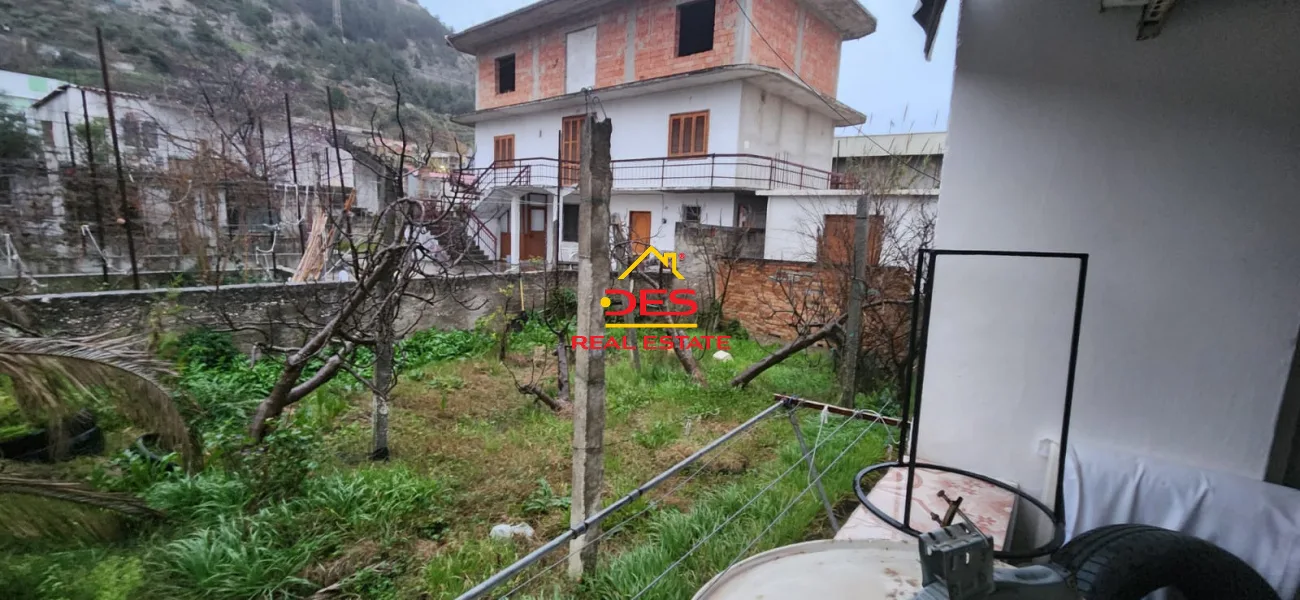 Shitet truall + ndërtesë në çentrale,vlorë