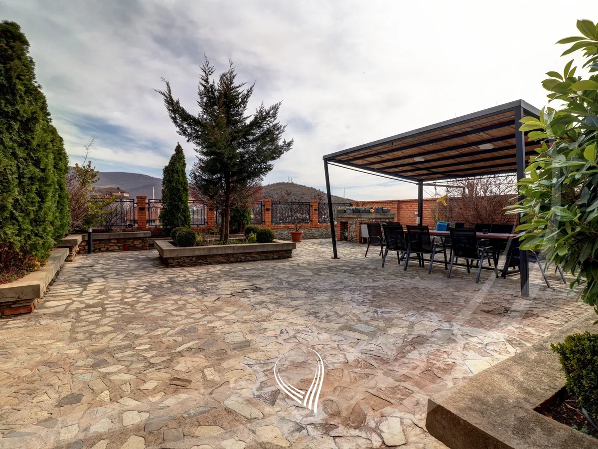 Shtepi 600m2 në shitje në lagjen Taslixhe