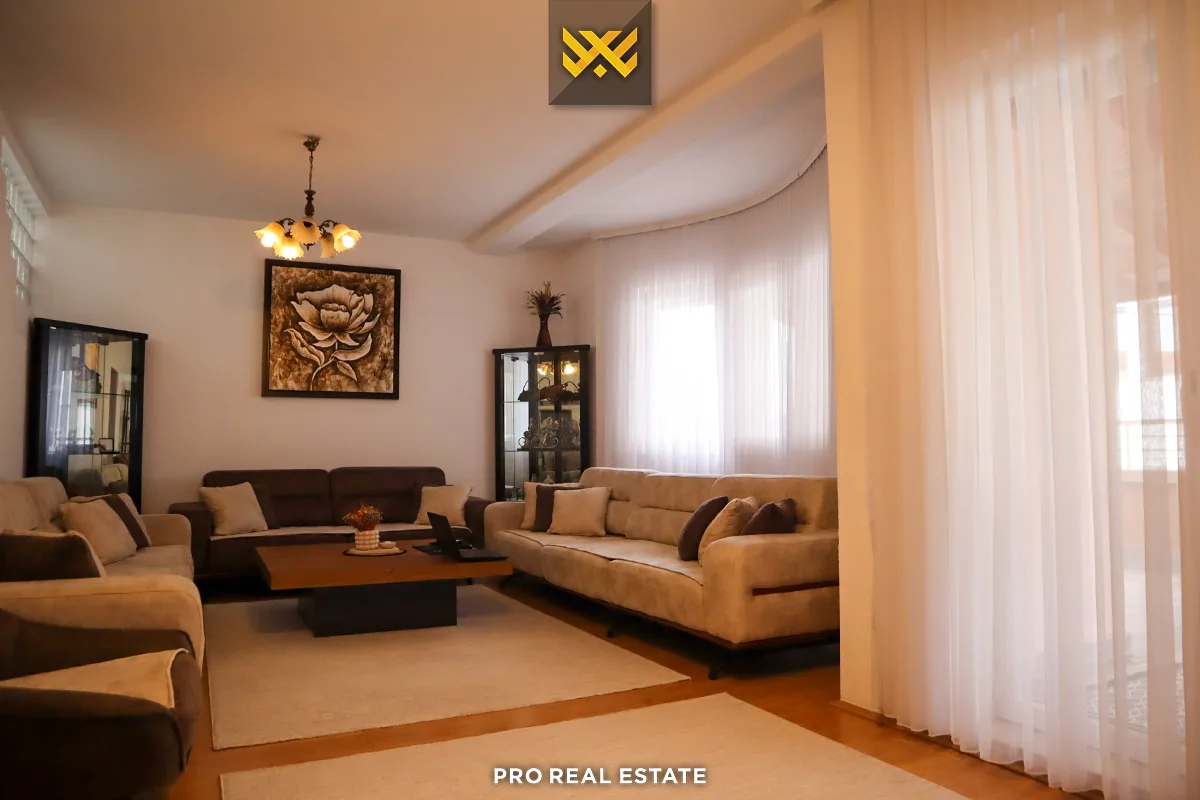 Shtëpi 554m² për #SHITJE në Lagjen Gjinaj