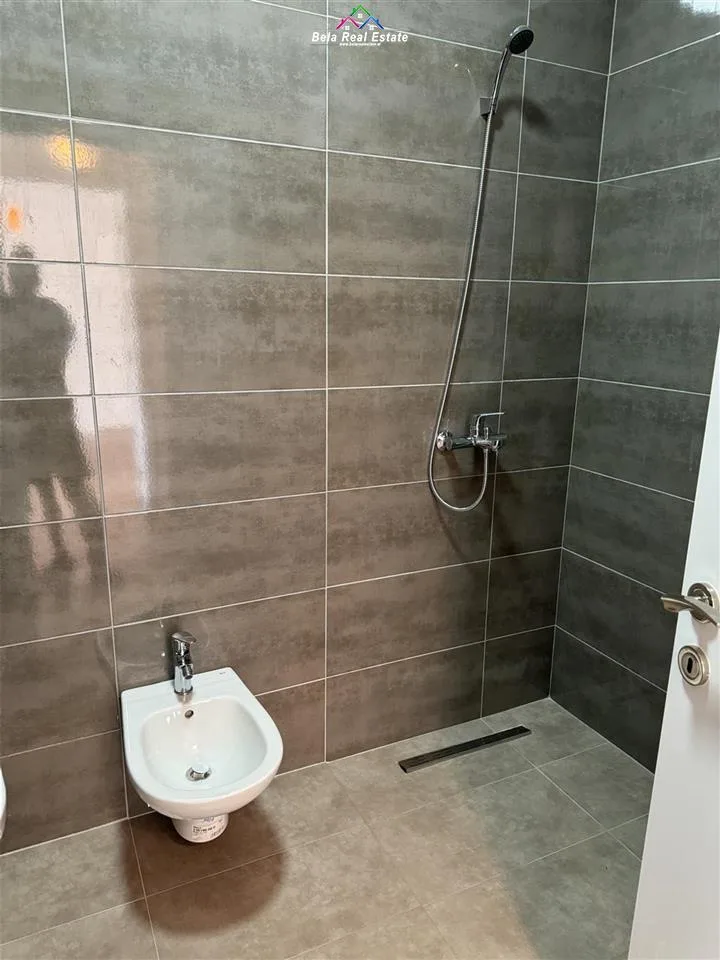 Zyre me qera 1+1 tek Farmacia 10 (ID BZ2370) Tirane