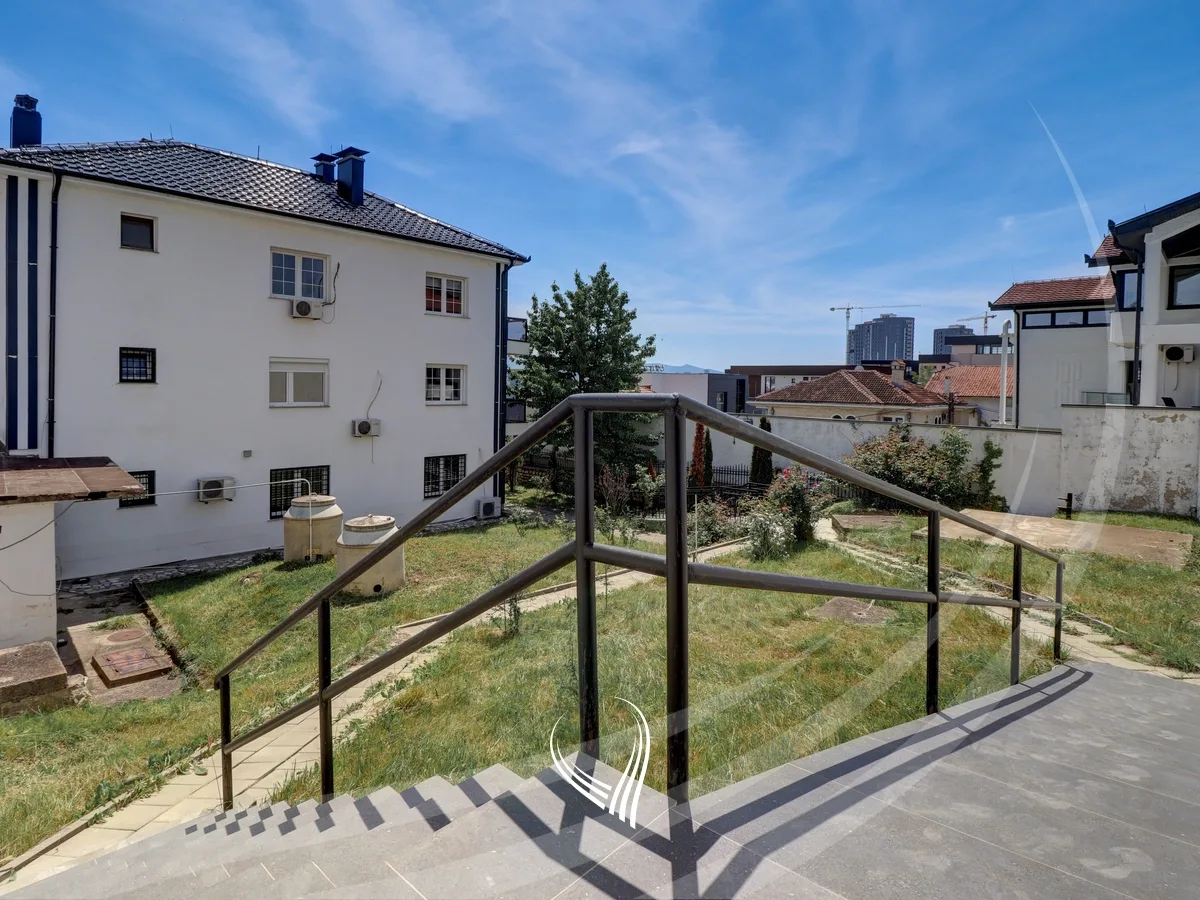 Objekt afarist 610m2 me qira në lagjen Arbëria-Dragodan